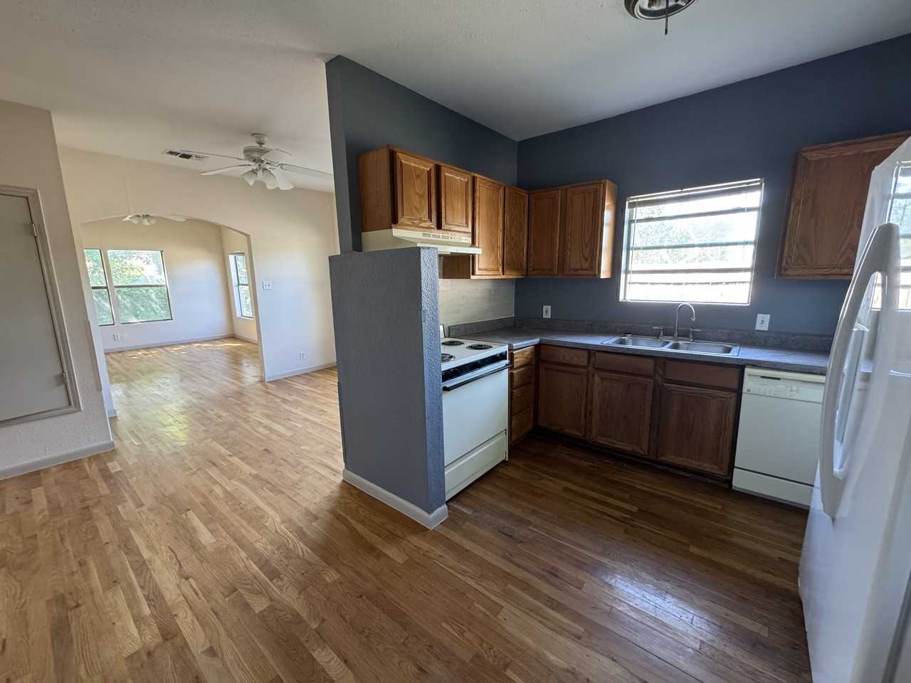 709 E Elmira St #NA - Photo 4 of 17