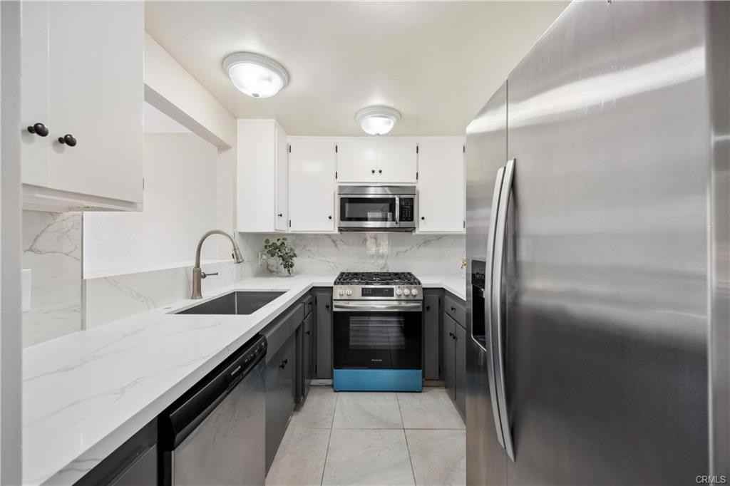 3304 Clay St - Photo 2 of 8