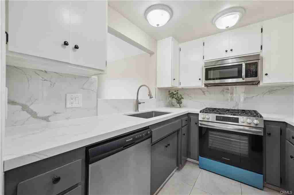 3304 Clay St - Photo 3 of 8