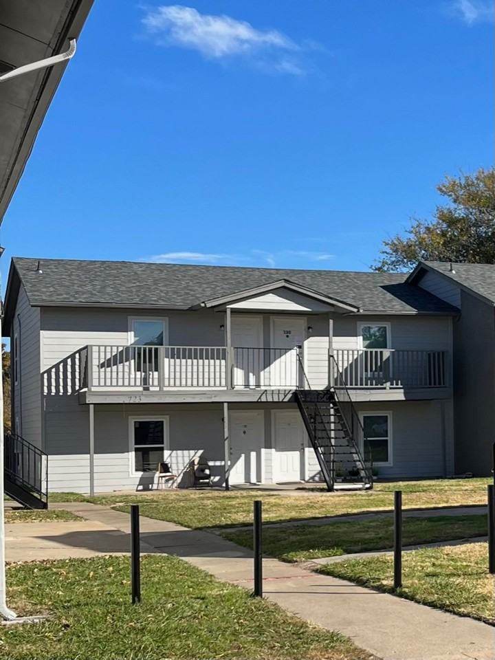 Beautiful remodeled 1 & 2 Bedrooms Available NOW! - Photo 6 of 7