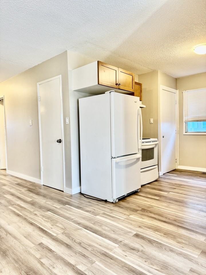 2016 42 Street Southeast - Photo 3 of 14