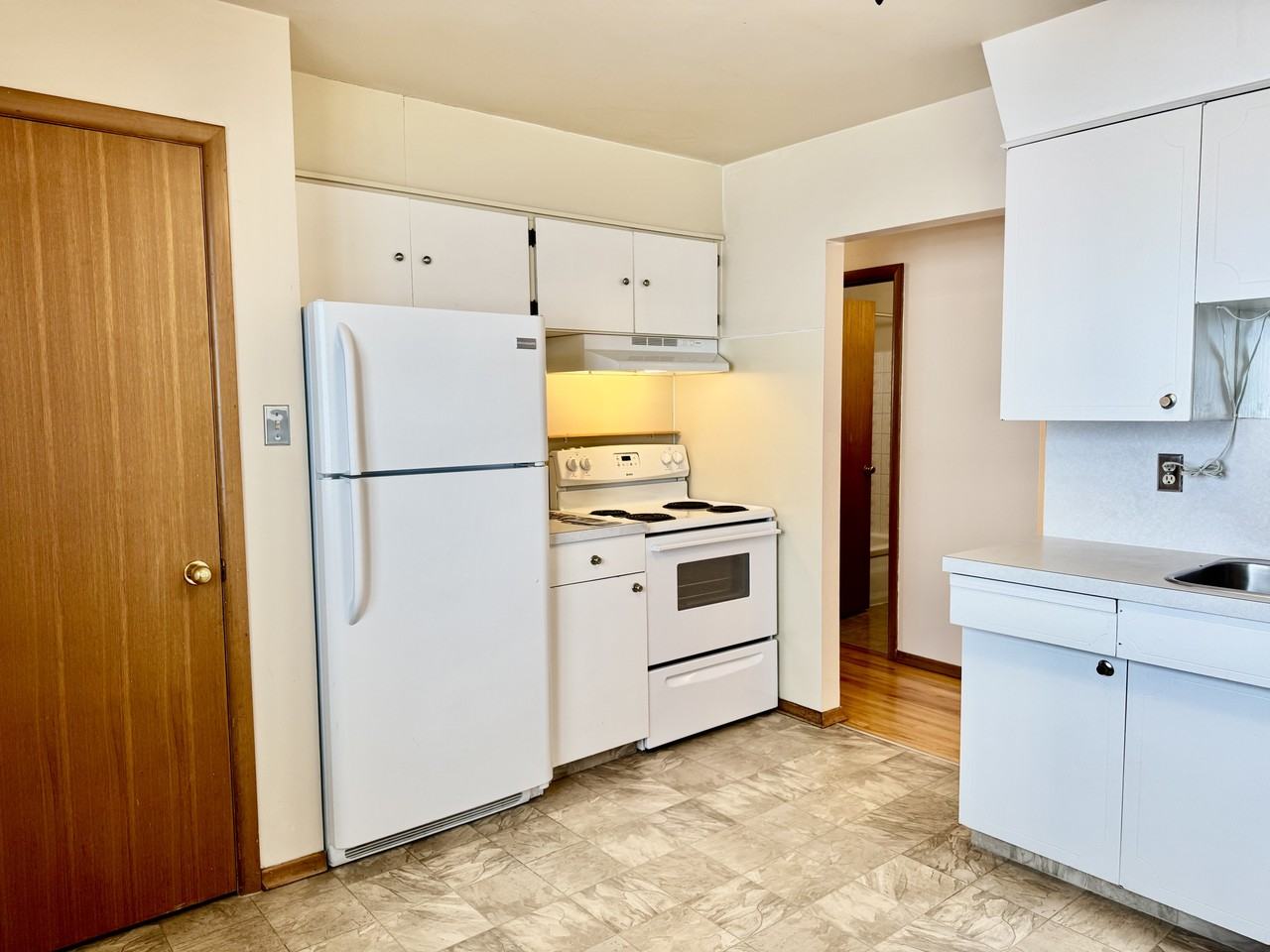 3338 42 Street Southwest #Main - Photo 2 of 21