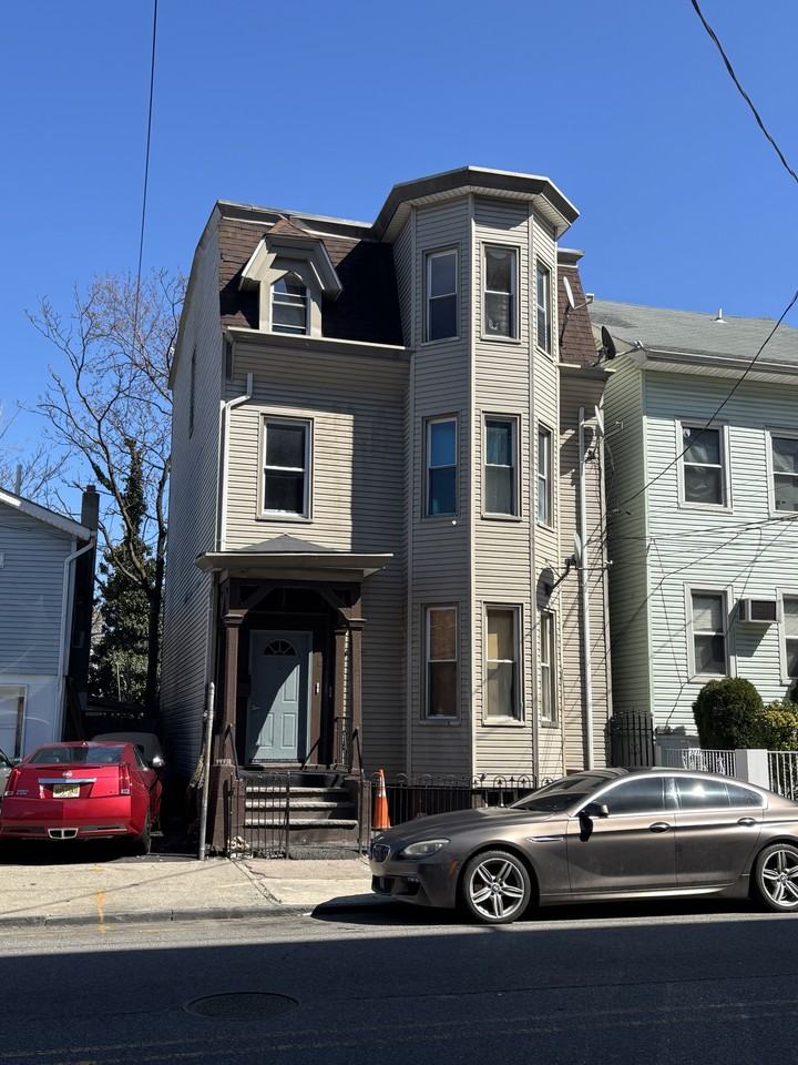 393 Straight St #3