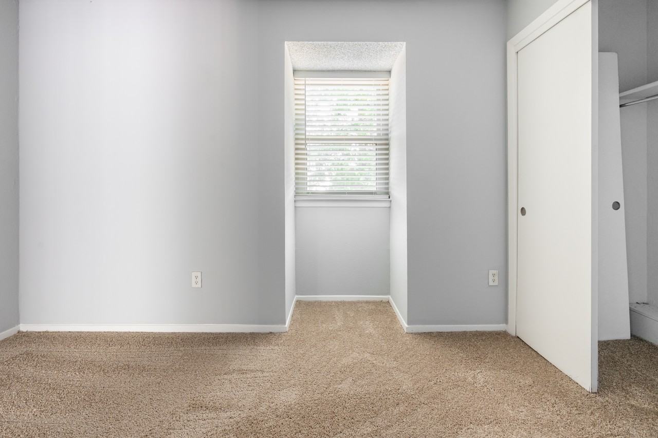 Hampton Court Apartments - Photo 6 of 47