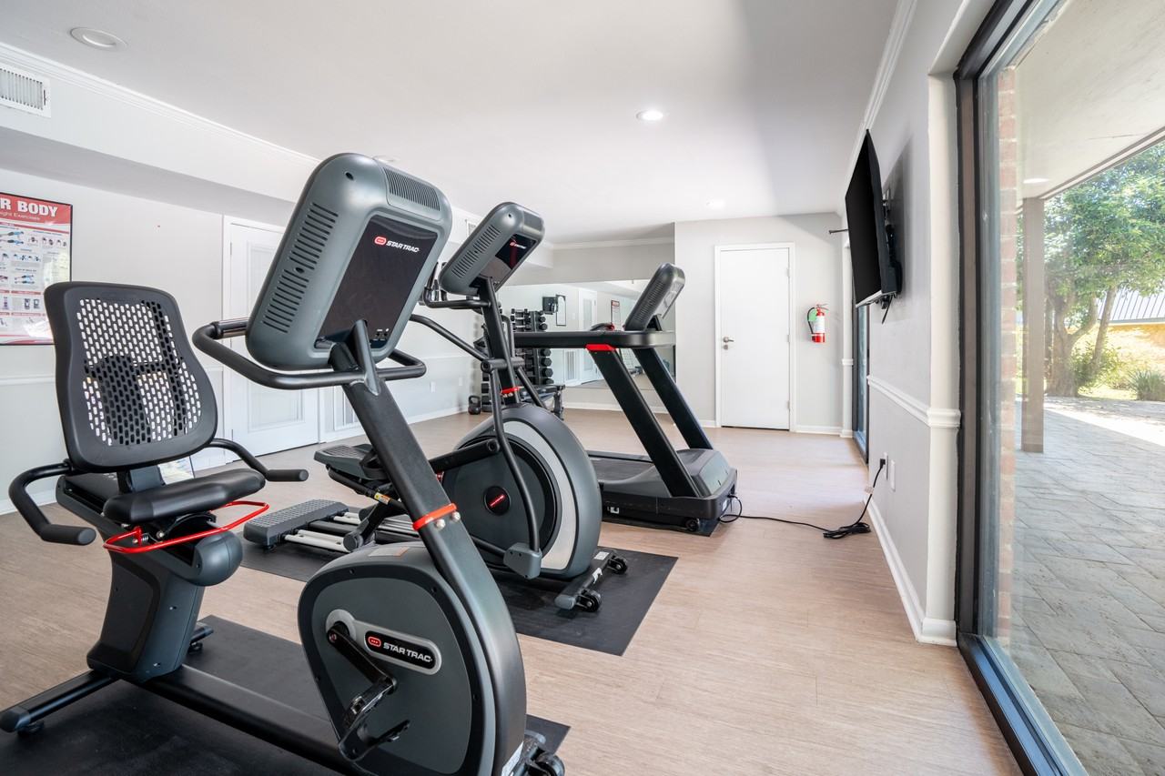 Hampton Court Apartments - Photo 4 of 47