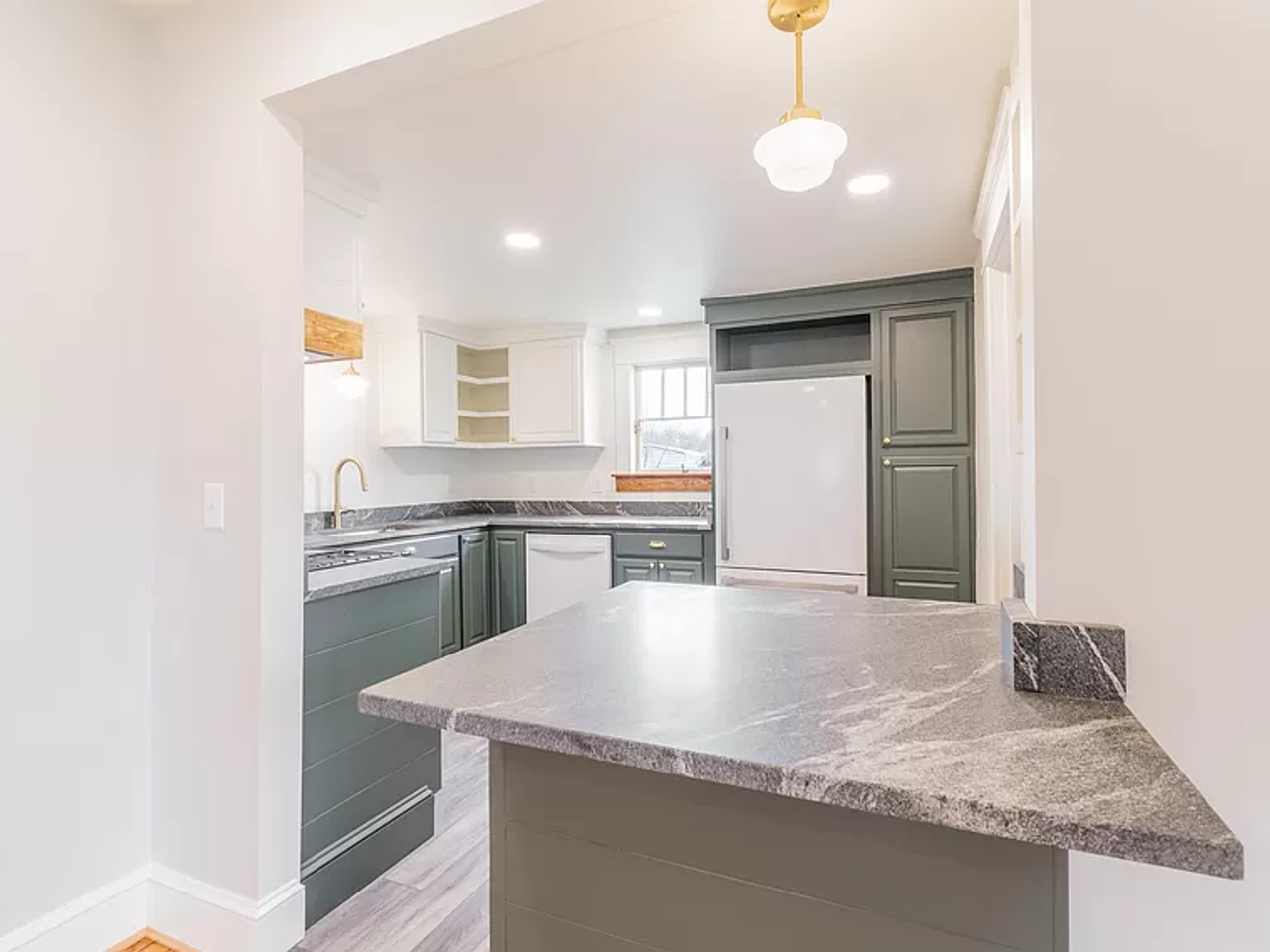 221 Spruce St - Photo 6 of 32