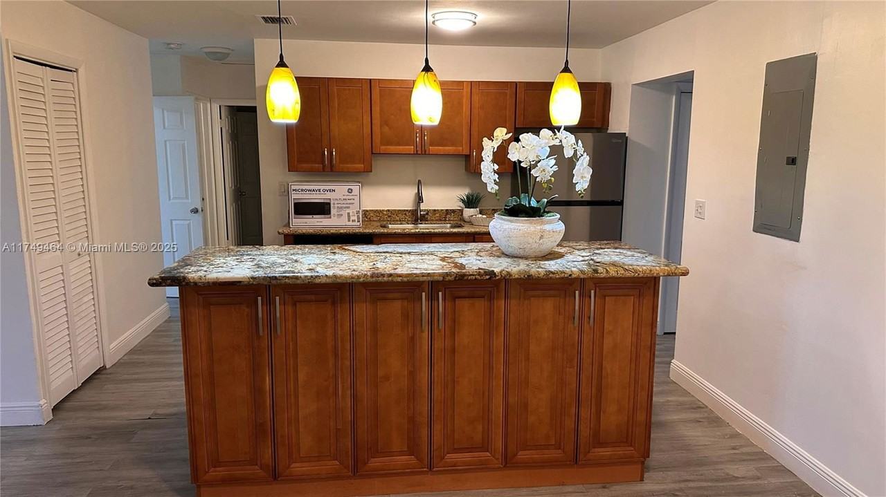 4601 Sw 93rd Ct - Photo 2 of 8