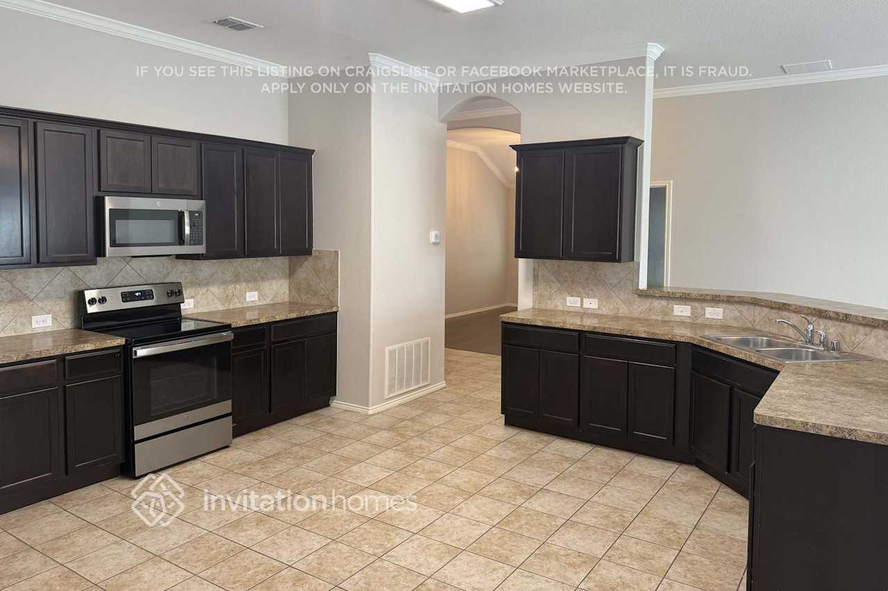 14329 Artisan Dr - Photo 7 of 17