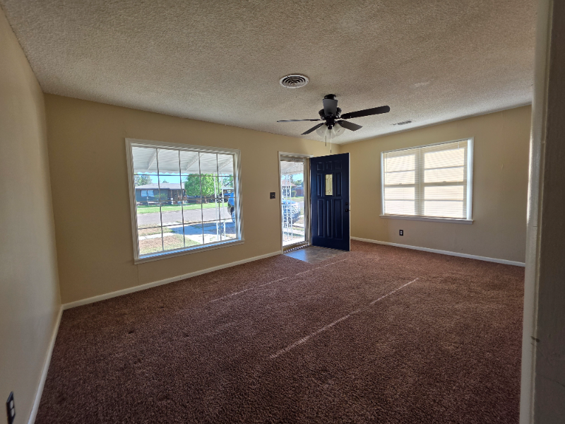 910 W Crosby St - Photo 3 of 10