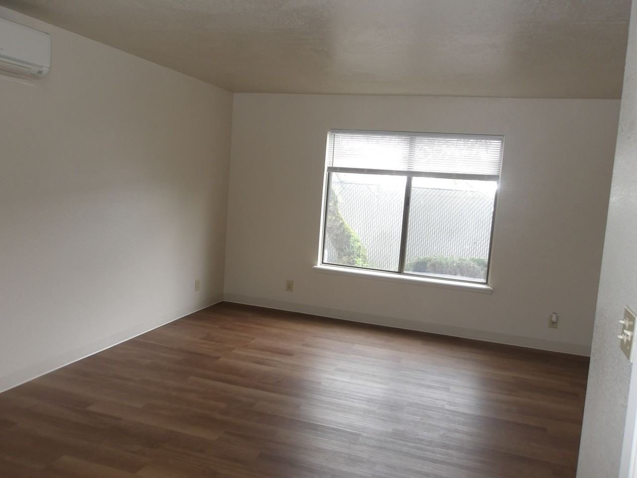 142 - Julia Ann - Photo 6 of 11