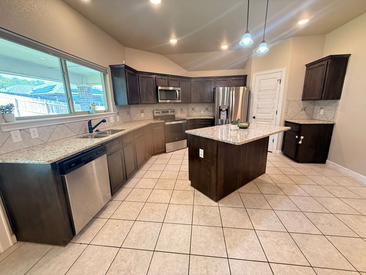 1412 Justice Dr - Photo 5 of 26