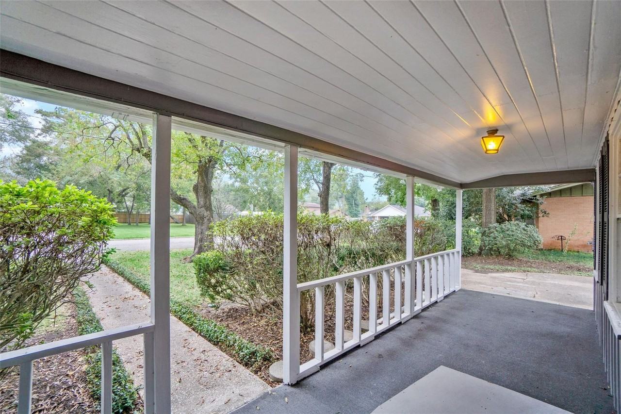 1110 Woods Dr - Photo 4 of 31