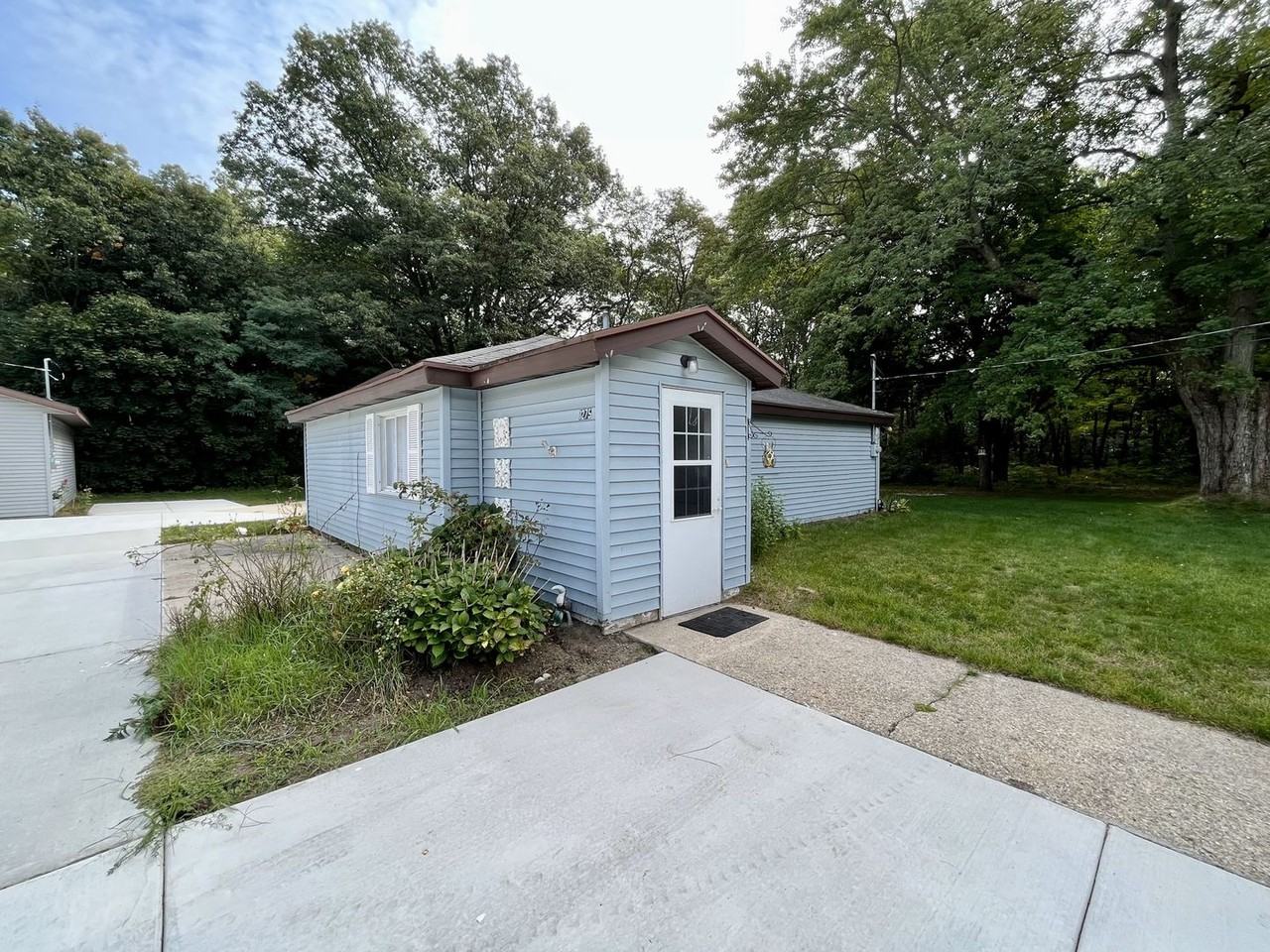 1275 W Giles Rd - Photo 2 of 17