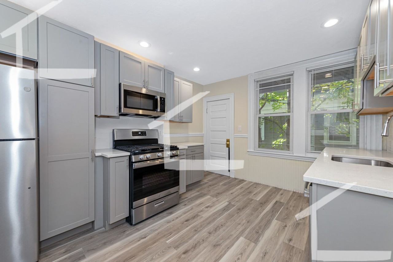 44 Brackett St - Photo 5 of 24