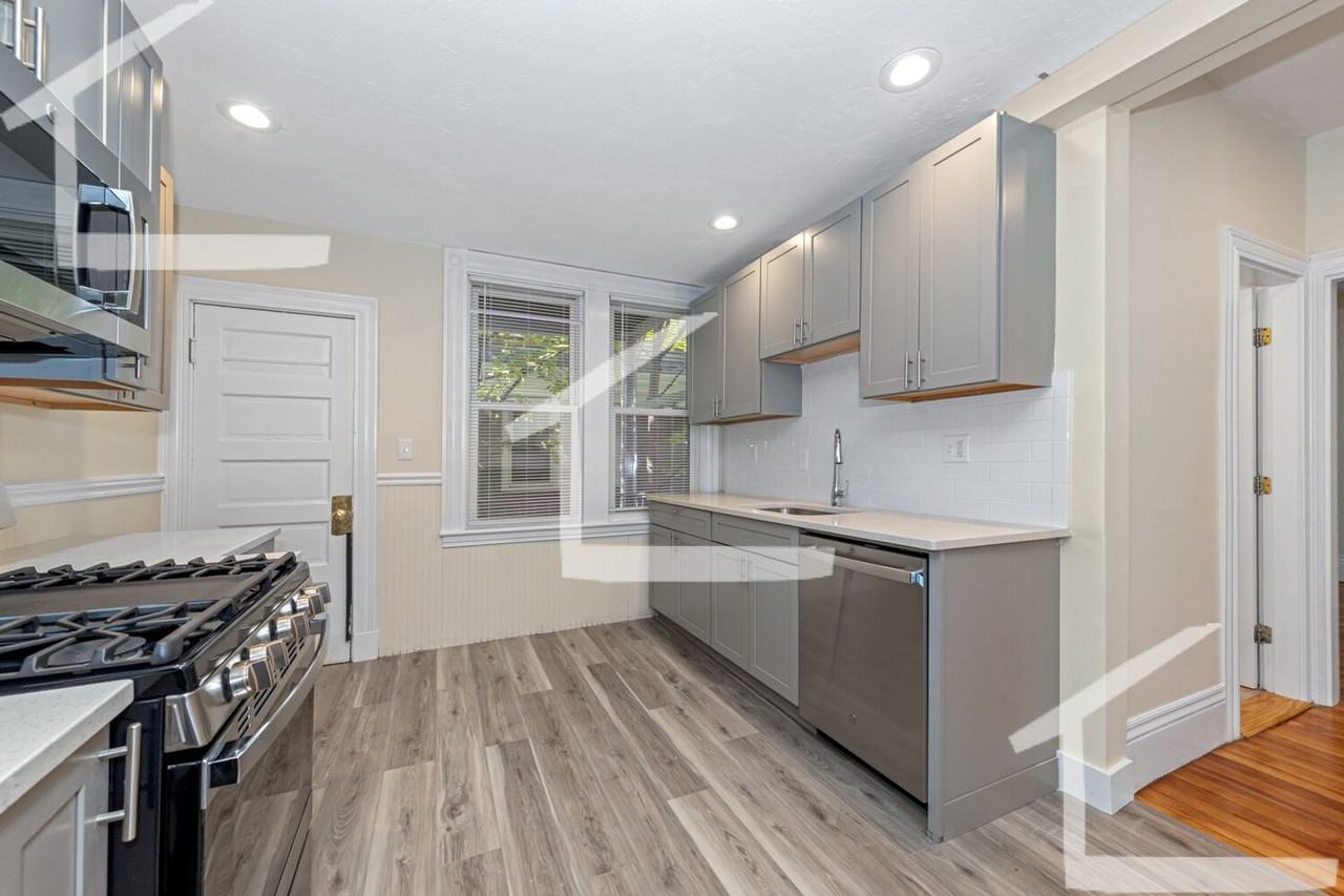 44 Brackett St - Photo 7 of 24