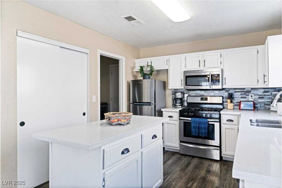 8213 Grassy Point Circle - Photo 5 of 31