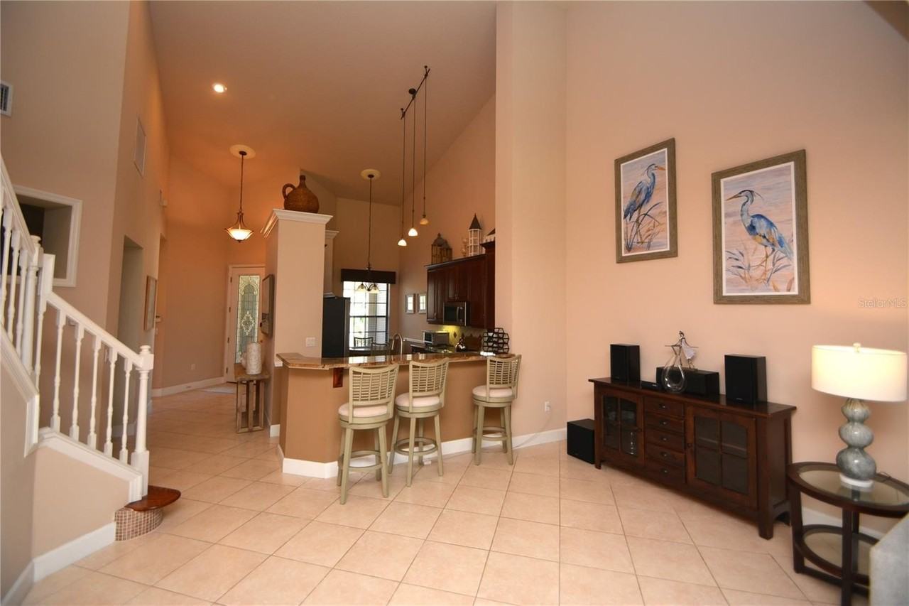 706 Cobblestone Dr - Photo 2 of 30