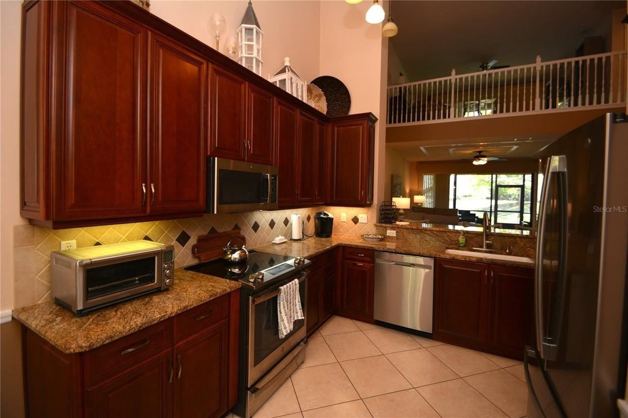 706 Cobblestone Dr - Photo 5 of 30