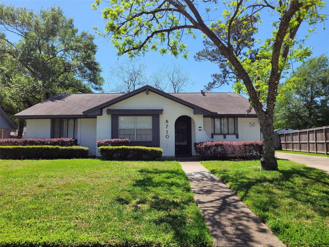 8710 Landwood Dr - Photo 2 of 20