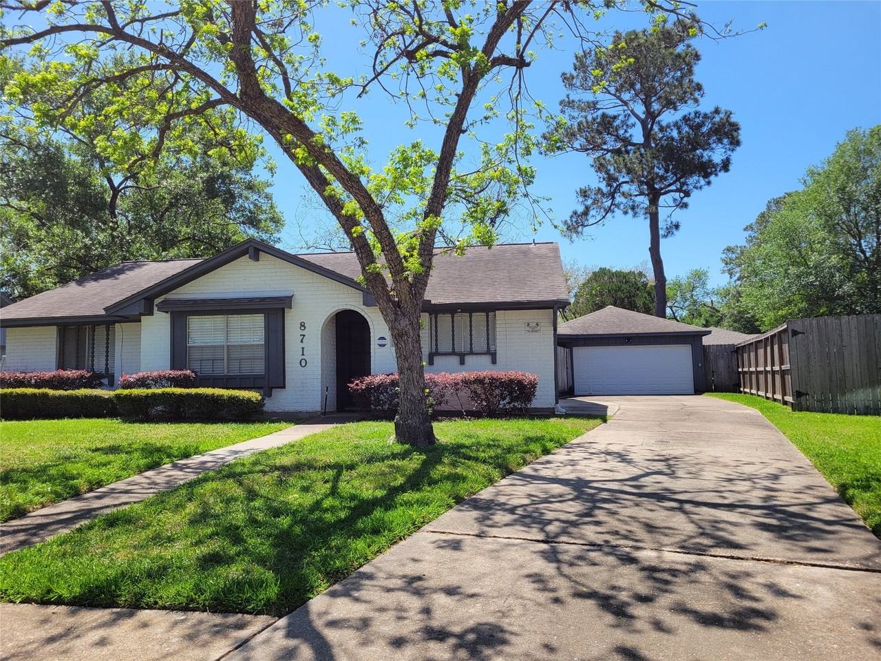 8710 Landwood Dr - Photo 3 of 20