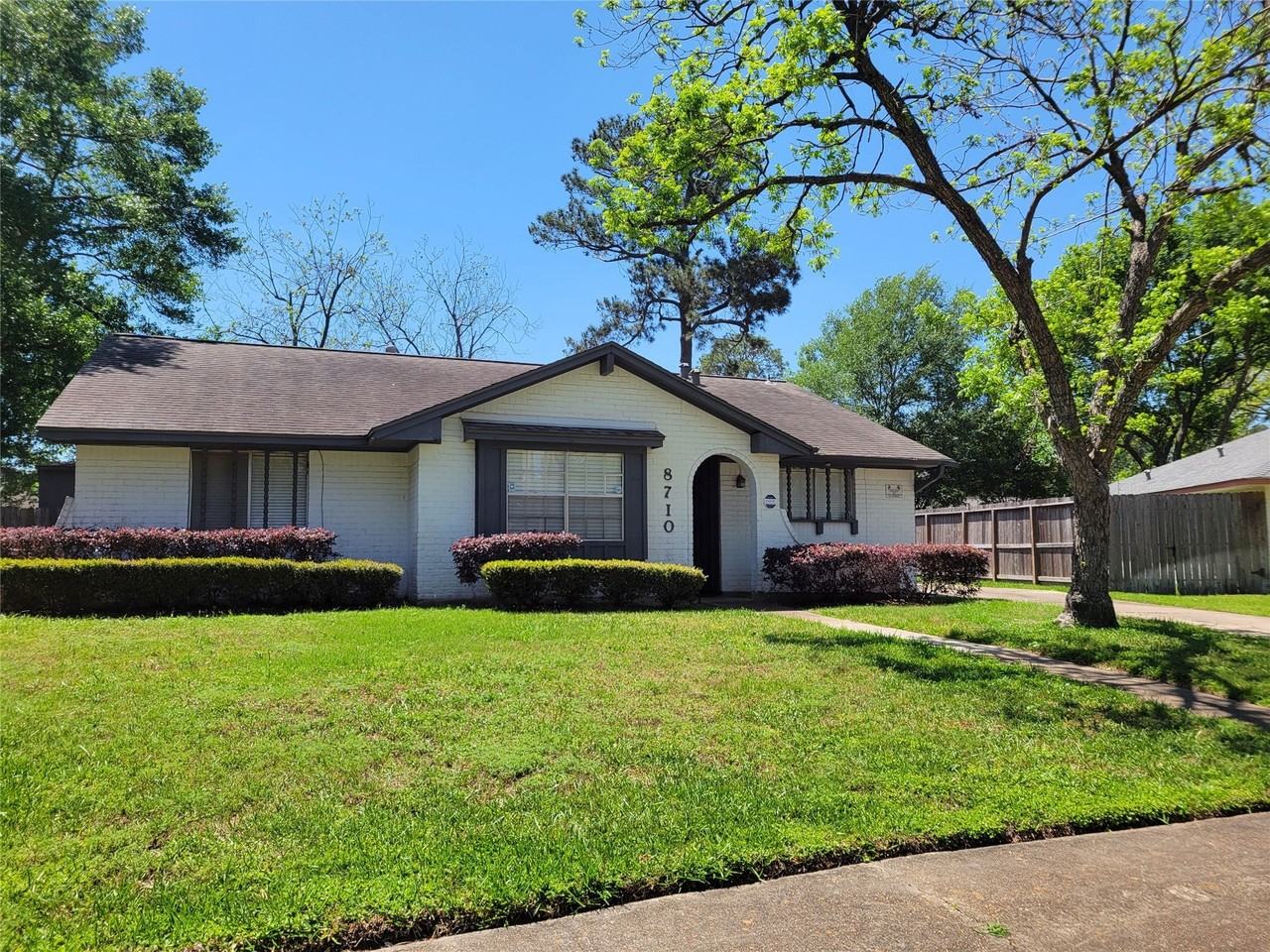 8710 Landwood Dr - Photo 4 of 20