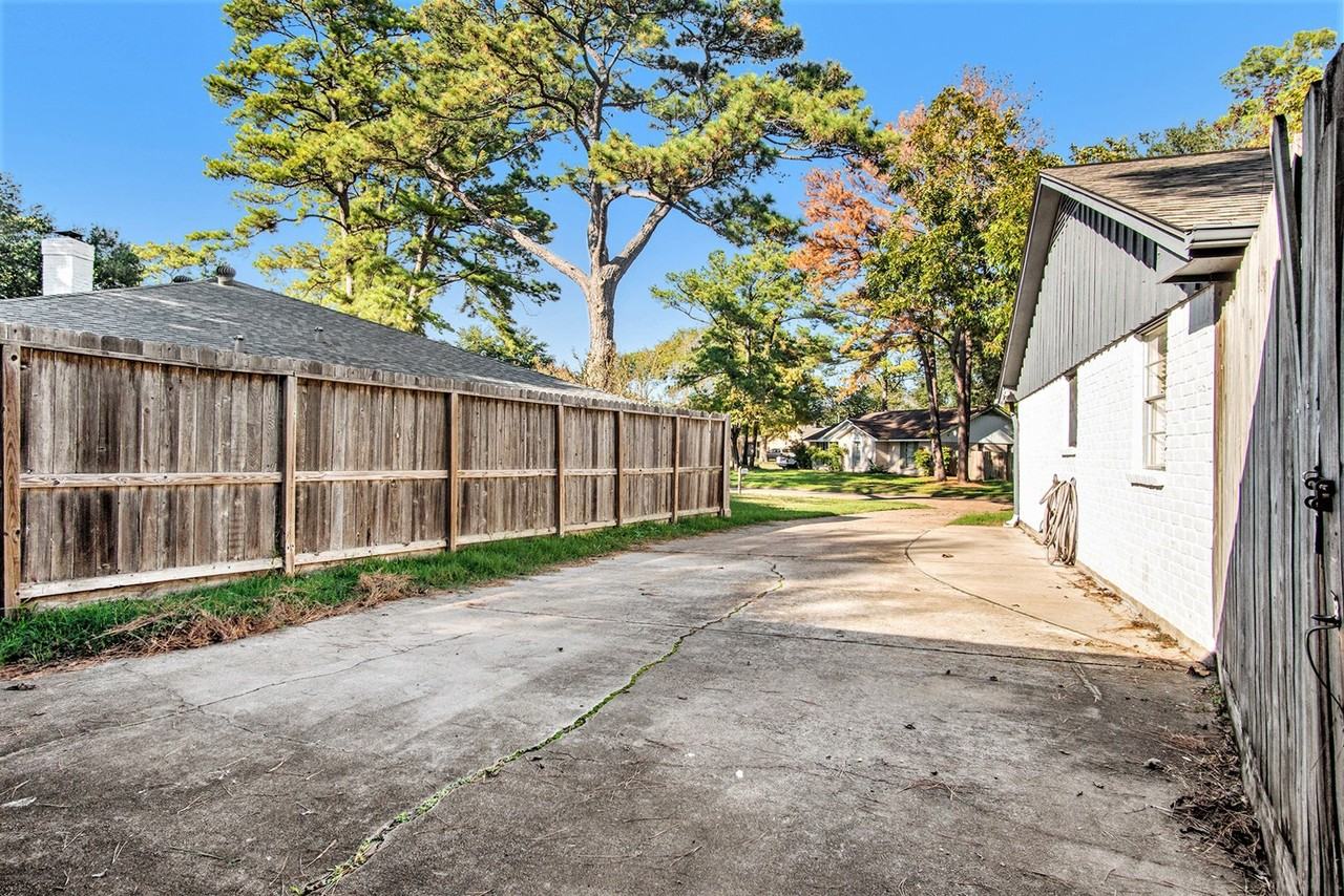 8710 Landwood Dr - Photo 5 of 20