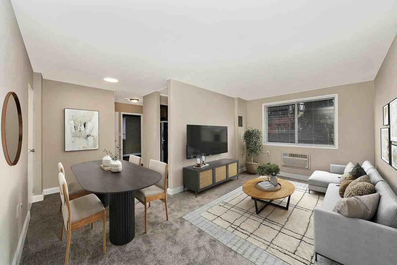 South Pointe Apartments - Photo 2 of 31