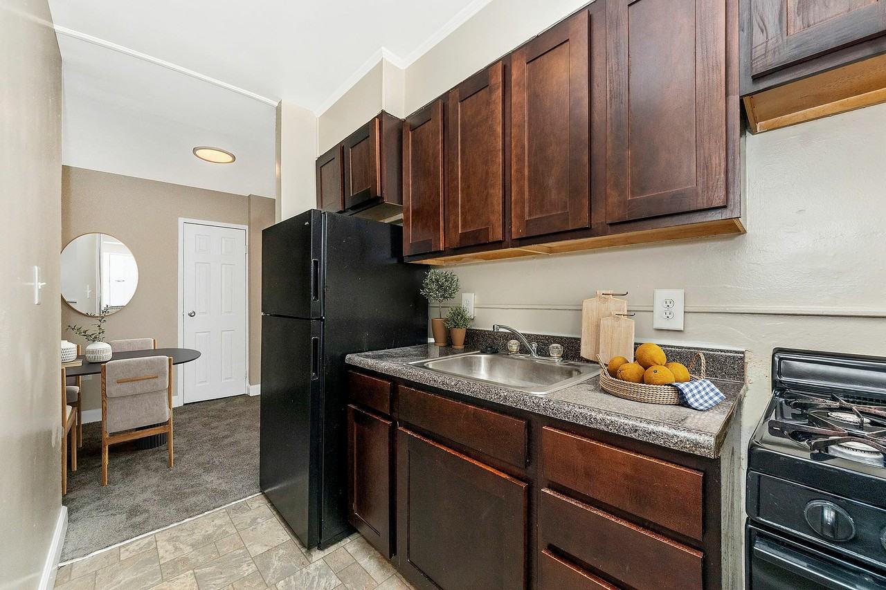 South Pointe Apartments - Photo 4 of 31