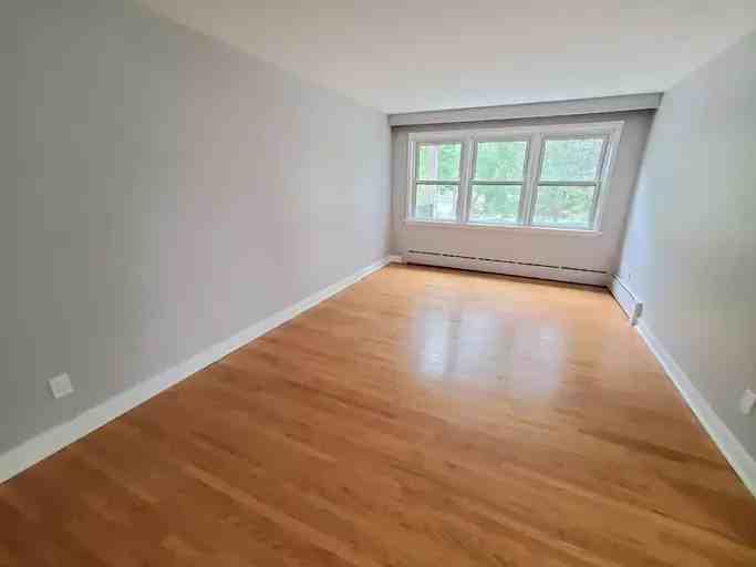 19 Elgin St N #2 - Photo 2 of 12