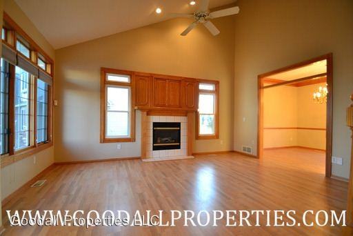 908 NE Parkside Ct - Photo 2 of 13