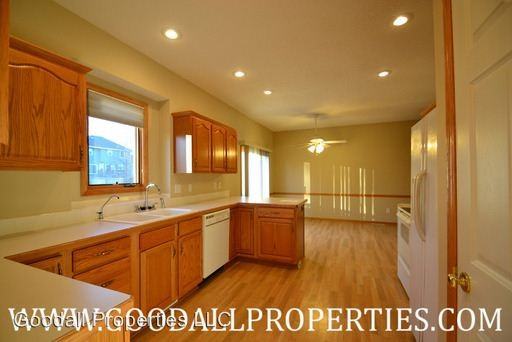 908 NE Parkside Ct - Photo 3 of 13