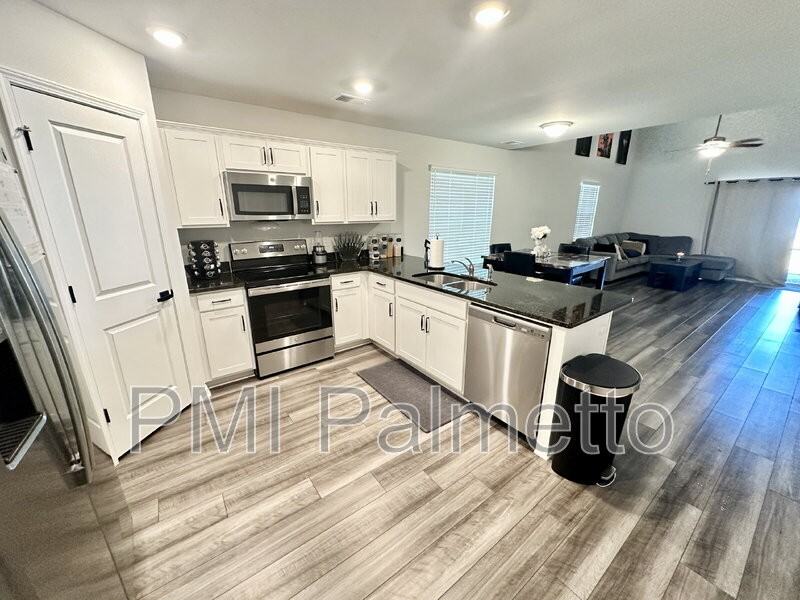 409 Eclipse Ln - Photo 5 of 37