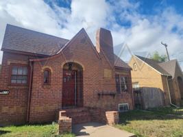 featured image of 916 1/2 E Grand Ave