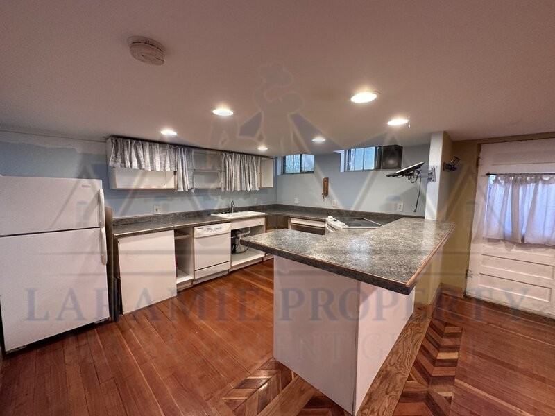 916 1/2 E Grand Ave - Photo 2 of 12