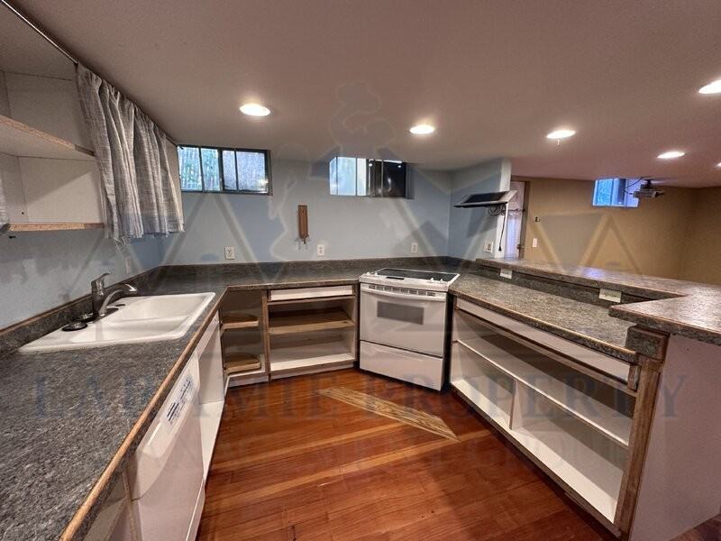 916 1/2 E Grand Ave - Photo 3 of 12