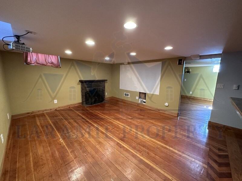 916 1/2 E Grand Ave - Photo 4 of 12