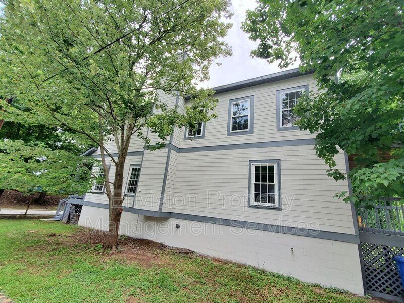 1046 Beckwith St Sw - Photo 4 of 36