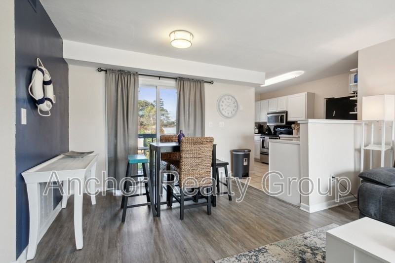 910 Mediterranean Ave - Photo 4 of 8