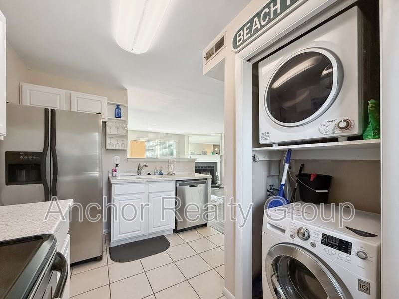 910 Mediterranean Ave - Photo 5 of 8