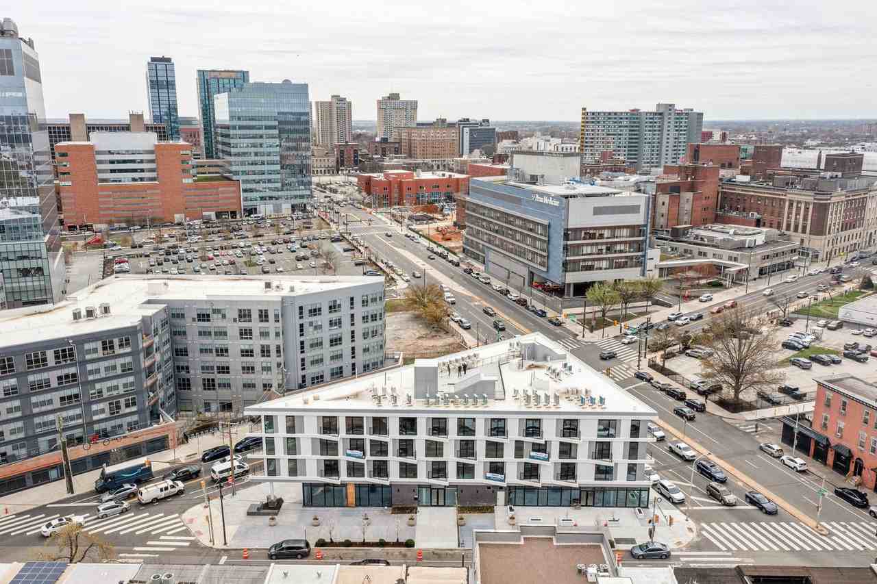 Modern Apartments in University City - Photo 4 of 11