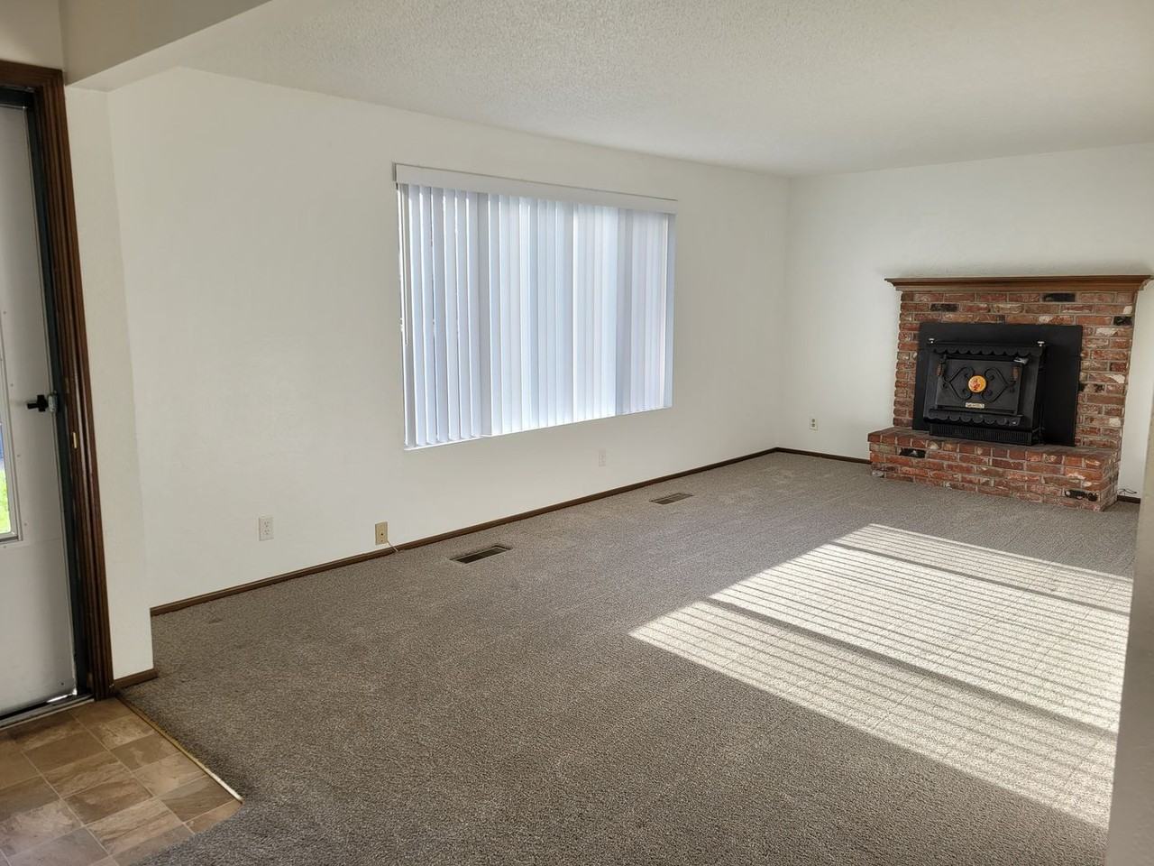 4645 Reimann St Ne - Photo 3 of 15