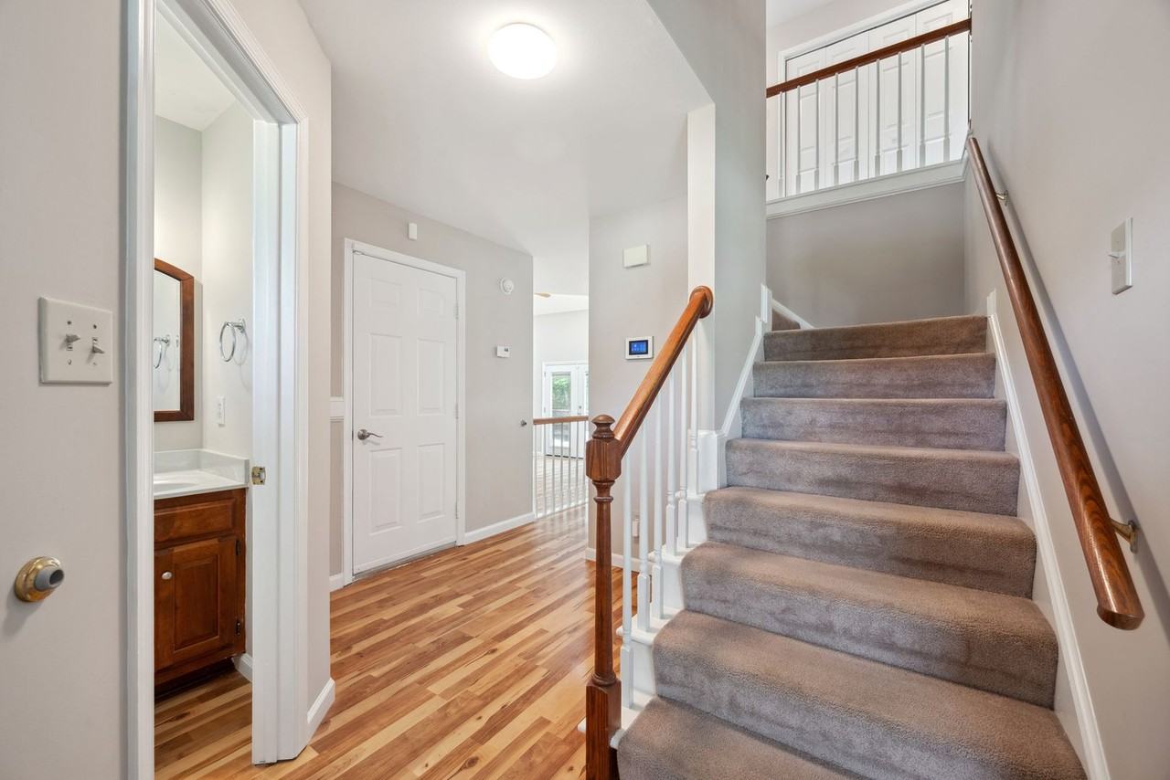 304 Lynns Way - Photo 5 of 35