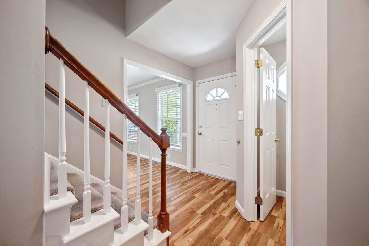 304 Lynns Way - Photo 6 of 35