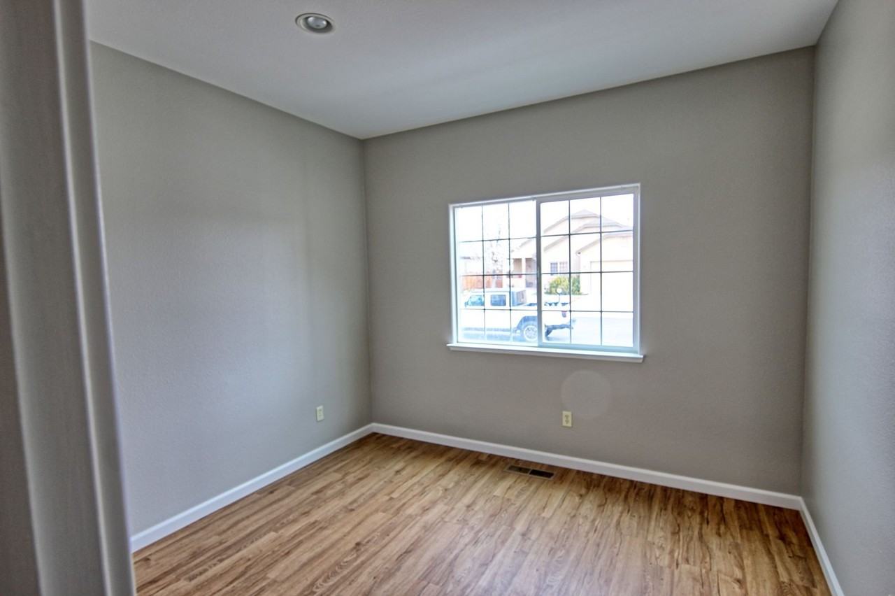 981 Iris Ln - Photo 6 of 24