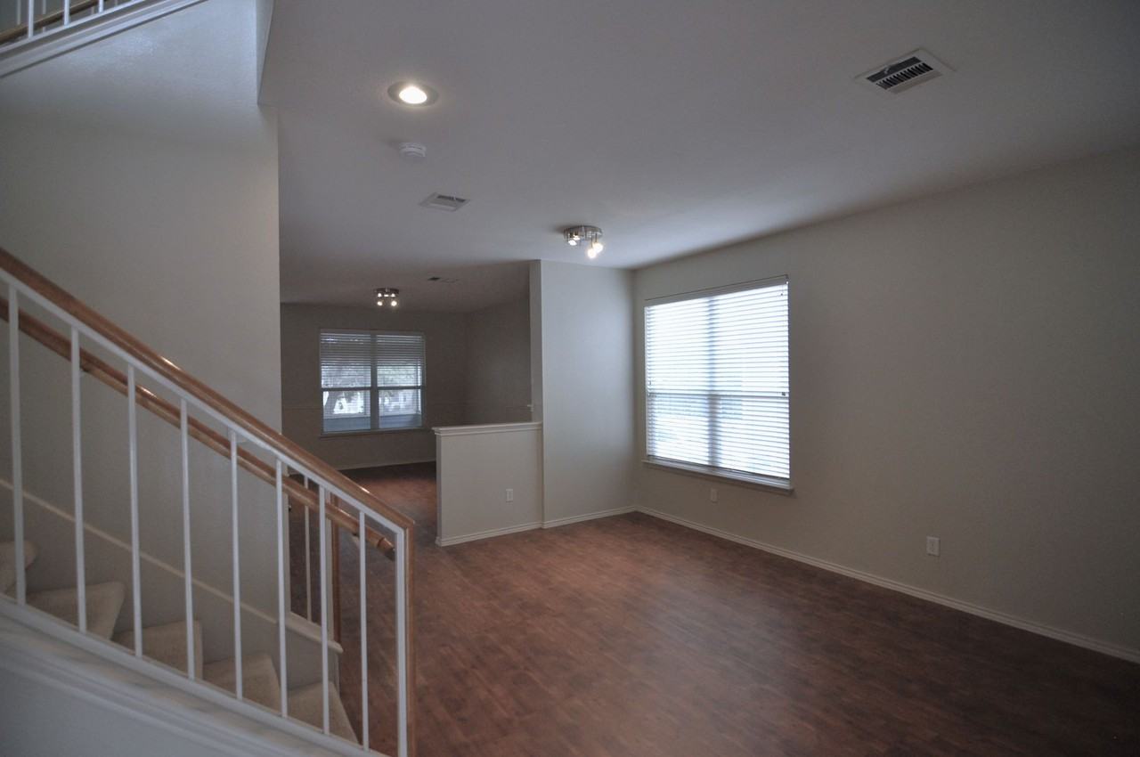 915 Bogart Rd - Photo 3 of 26