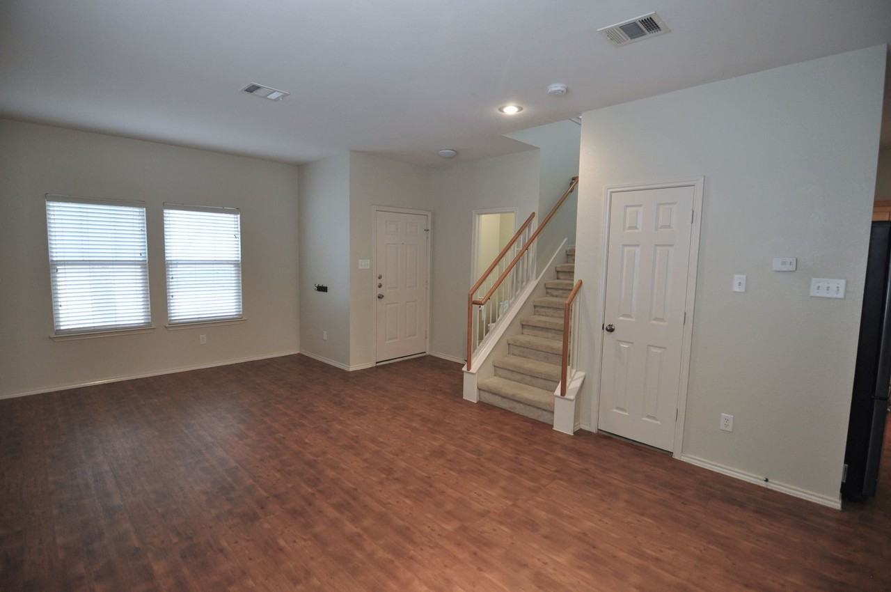 915 Bogart Rd - Photo 5 of 26