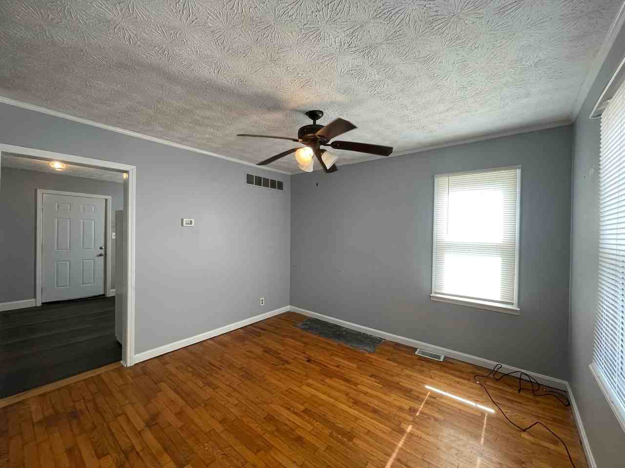 533 Graham Ave - Photo 2 of 10
