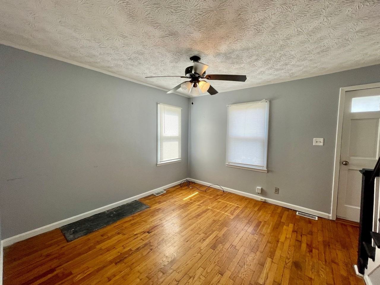 533 Graham Ave - Photo 3 of 10