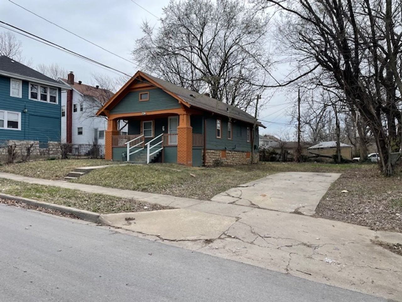 3011 E 37th St - Photo 2 of 18