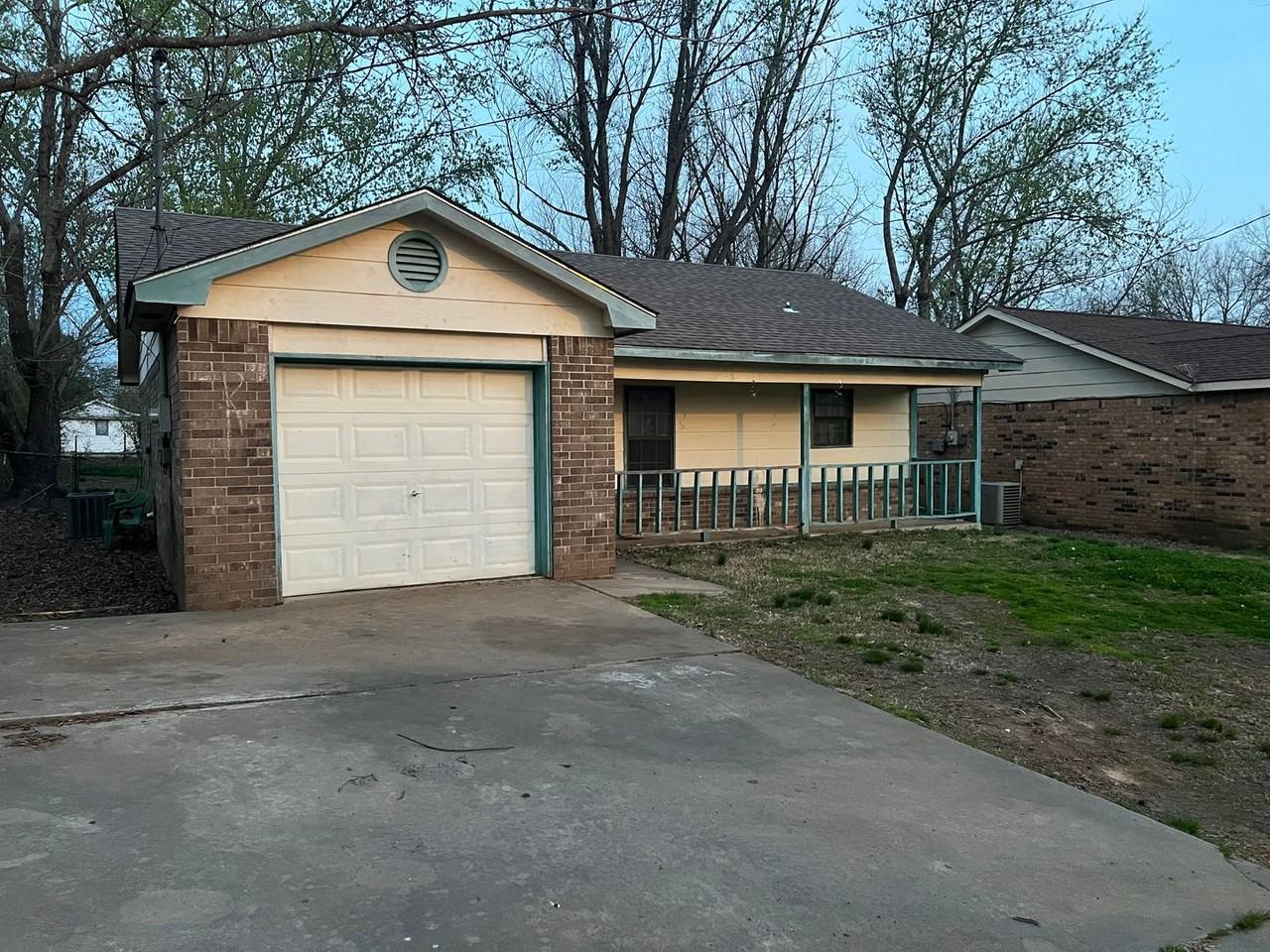 402 Plum St - Photo 2 of 7